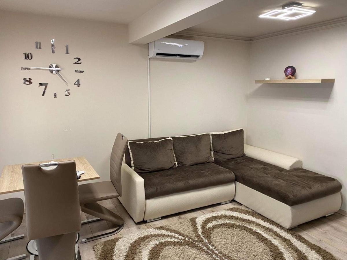 Hajnal Apartman Apartment Seghedin Exterior foto